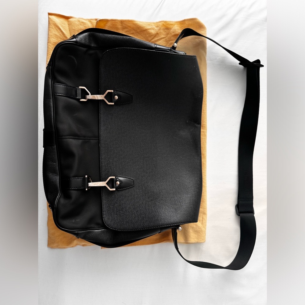 Louis Vuitton Black Taiga Leather Dersou Messenger Bag